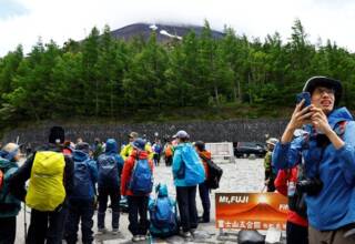 Japan has seen a remarkable surge in tourism, hitting a new record of 1.78 million foreign visitors in the first half of 2024. This number surpasses pre-pandemic levels by a million, according to the national tourism organization. The weakened yen has been a significant factor, attracting tourists eager to experience Japan's rich culture, from donning traditional kimonos to enjoying exquisite cuisine. This influx, however, has sparked concerns about overtourism in popular spots like Kyoto and Mount Fuji. South Korea leads the visitor count with 4.4 million tourists, followed by China, which saw a fivefold increase to around three million from the previous year. Taiwan and the United States rank third and fourth, respectively. In 2023, Japan welcomed 25 million visitors after lifting strict pandemic-era border restrictions. The country aims to attract 60 million tourists annually by 2030, a target deemed achievable by Japan National Tourism Organization's head, Ichiro Takahashi. Despite the benefits, some residents are frustrated with the influx. Measures such as barriers near Mount Fuji and proposed higher fees for overseas tourists in Himeji highlight the growing need for crowd control.