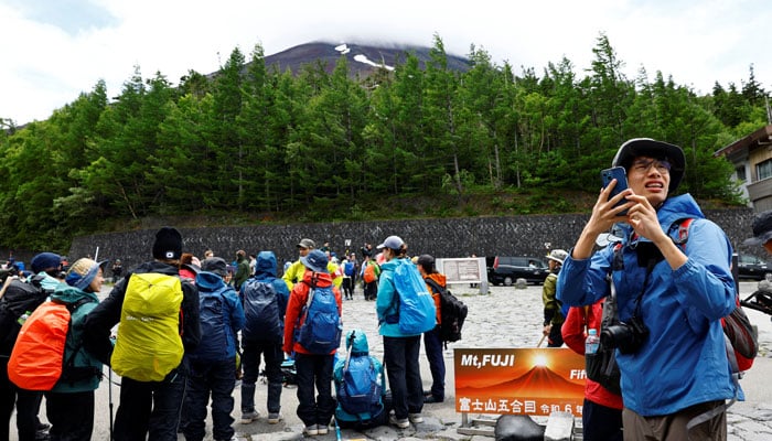 Japan has seen a remarkable surge in tourism, hitting a new record of 1.78 million foreign visitors in the first half of 2024. This number surpasses pre-pandemic levels by a million, according to the national tourism organization. The weakened yen has been a significant factor, attracting tourists eager to experience Japan's rich culture, from donning traditional kimonos to enjoying exquisite cuisine. This influx, however, has sparked concerns about overtourism in popular spots like Kyoto and Mount Fuji. South Korea leads the visitor count with 4.4 million tourists, followed by China, which saw a fivefold increase to around three million from the previous year. Taiwan and the United States rank third and fourth, respectively. In 2023, Japan welcomed 25 million visitors after lifting strict pandemic-era border restrictions. The country aims to attract 60 million tourists annually by 2030, a target deemed achievable by Japan National Tourism Organization's head, Ichiro Takahashi. Despite the benefits, some residents are frustrated with the influx. Measures such as barriers near Mount Fuji and proposed higher fees for overseas tourists in Himeji highlight the growing need for crowd control.