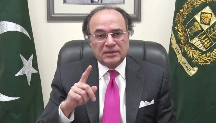 Finance Minister Sees Inflation Easing and Policy Rate Reductions Amid Economic Strain