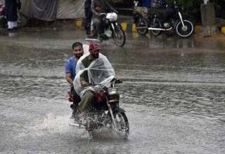 Torrential Rain and Strong Winds Lash Parts of Karachi, Disrupting Daily Life