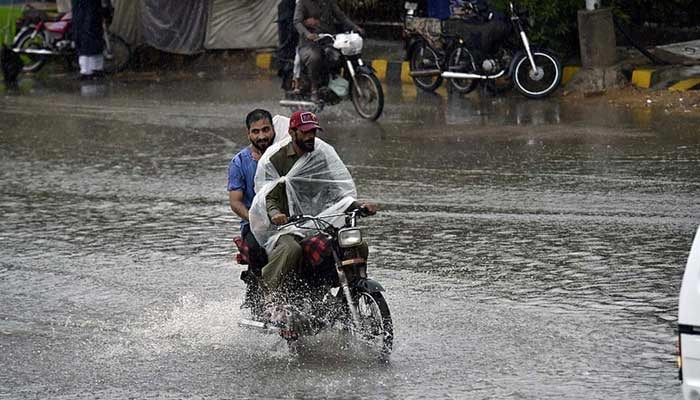 Torrential Rain and Strong Winds Lash Parts of Karachi, Disrupting Daily Life