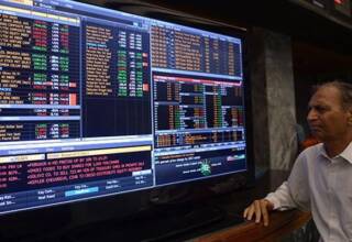 Pakistan Stocks Surge Past 86,000 Points Amid Easing Political Tensions